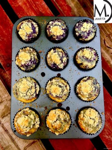 Zdjęcie - Jagodowe muffinki z kruszonką - Przepisy kulinarne ze zdjęciami