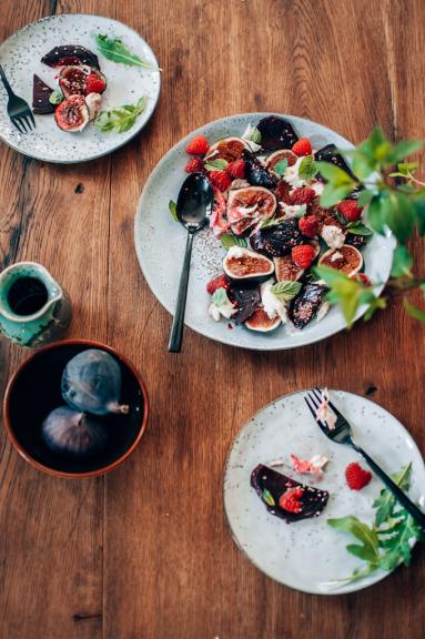 Zdjęcie - Sałatka z burakami, figami i mozzarellą - Przepisy kulinarne ze zdjęciami