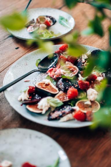 Zdjęcie - Sałatka z burakami, figami i mozzarellą - Przepisy kulinarne ze zdjęciami