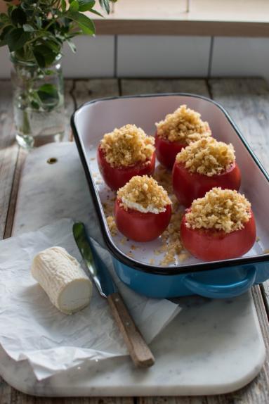 Zdjęcie - Pieczone pomidory faszerowane kozim serem - Przepisy kulinarne ze zdjęciami