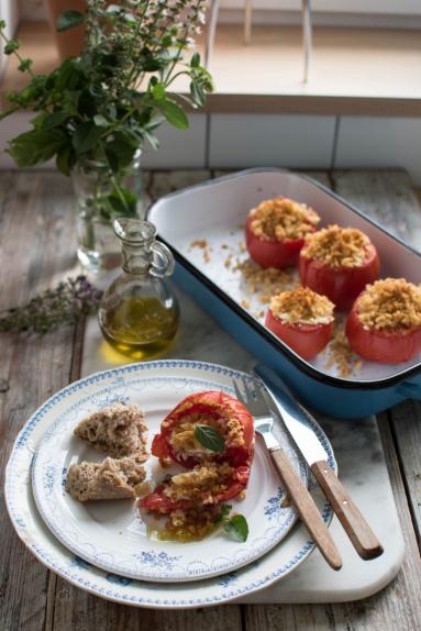 Zdjęcie - Pieczone pomidory faszerowane kozim serem - Przepisy kulinarne ze zdjęciami