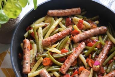 Zdjęcie - Białe kiełbaski z fasolką szparagową, papryką, marchewką i cukinią - Przepisy kulinarne ze zdjęciami