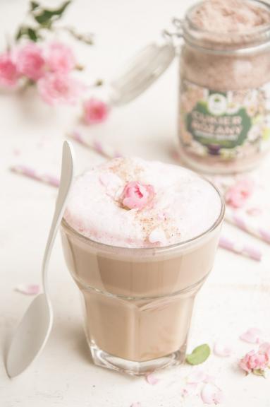 Zdjęcie - Różowe latte z mlekiem migdałowym - Przepisy kulinarne ze zdjęciami
