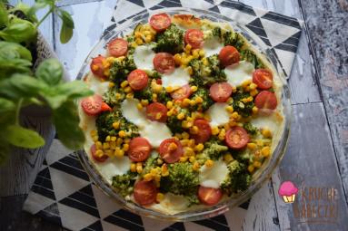 Zdjęcie - Tarta z ciasta francuskiego z warzywami i mozzarellą - Przepisy kulinarne ze zdjęciami