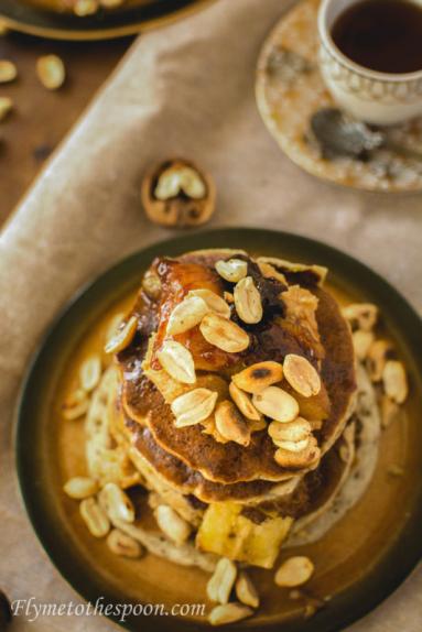 Zdjęcie - Pancakes z karmelizowanymi bananami i masłem orzechowym (wegańskie, bez glutenu, bez cukru) - Przepisy kulinarne ze zdjęciami