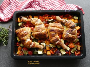 Zdjęcie - Udka kurczaka z warzywami - obiad z piekarnika - Przepisy kulinarne ze zdjęciami