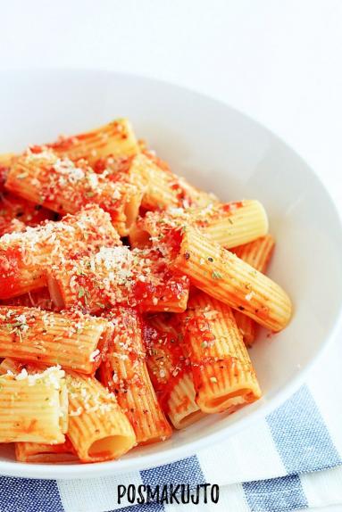 Zdjęcie - Makaron z sosem pomidorowym - Przepisy kulinarne ze zdjęciami