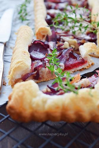 Zdjęcie - Tarta z ciasta francuskiego z buraczkami i serem - Przepisy kulinarne ze zdjęciami