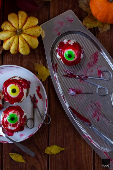 Zdjęcie - Halloweenowe babeczki z gałkami ocznymi - Przepisy kulinarne ze zdjęciami