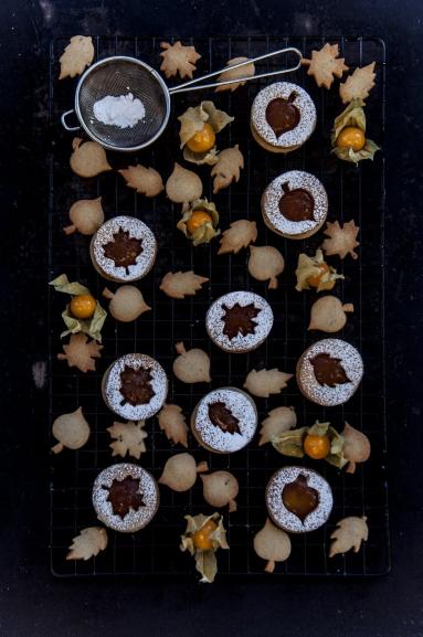 Zdjęcie - Jesienne kruche ciasteczka z konfiturą z mirabelek - Przepisy kulinarne ze zdjęciami