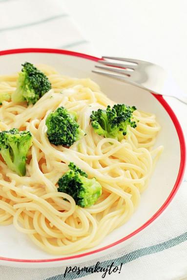 Zdjęcie - Makaron z sosem serowym i brokułami - Przepisy kulinarne ze zdjęciami