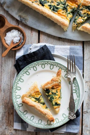 Zdjęcie - Tarta szpinakowa na sezamowym spodzie - Przepisy kulinarne ze zdjęciami