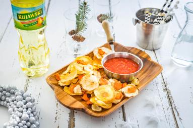 Zdjęcie - Domowe chipsy warzywne z salsą słodko-kwaśną - Przepisy kulinarne ze zdjęciami