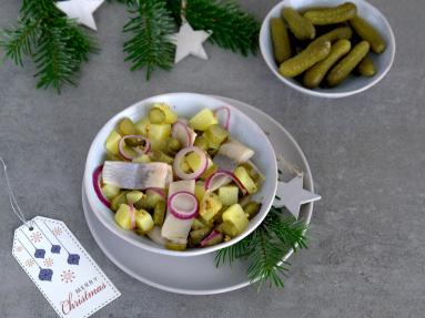 Zdjęcie - Sałatka śledziowa z ziemniakami - Przepisy kulinarne ze zdjęciami