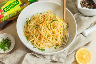 Zdjęcie - Spaghetti z bułką tartą i anchois - Przepisy kulinarne ze zdjęciami