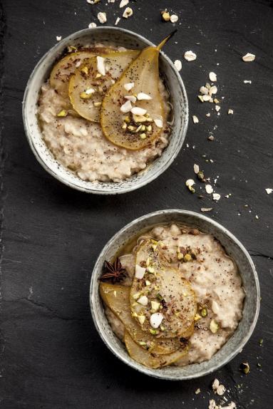 Zdjęcie - Zimowa owsianka z płatkami quinoa i gruszką - Przepisy kulinarne ze zdjęciami