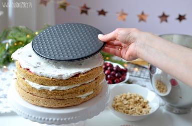 Zdjęcie - Śmietankowy tort z żurawiną - Przepisy kulinarne ze zdjęciami