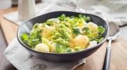 Zdjęcie - Sałatka z rukoli z parmezanem i jajkiem - Przepisy kulinarne ze zdjęciami