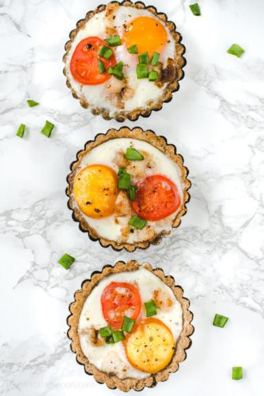 Zdjęcie - Tartaletki orkiszowe z jajkiem i boczkiem low FODMAP - Przepisy kulinarne ze zdjęciami