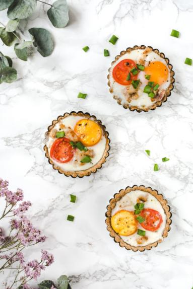 Zdjęcie - Tartaletki orkiszowe z jajkiem i boczkiem low FODMAP - Przepisy kulinarne ze zdjęciami