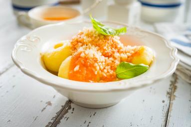 Zdjęcie - Kluski śląskie w pikantnym sosie paprykowym - Przepisy kulinarne ze zdjęciami