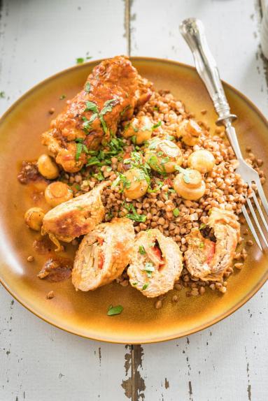 Zdjęcie - Rolady wieprzowe z papryką i pieczarkami - Przepisy kulinarne ze zdjęciami