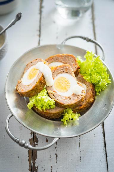 Zdjęcie - Klops z jajkiem i sosem chrzanowym - Przepisy kulinarne ze zdjęciami
