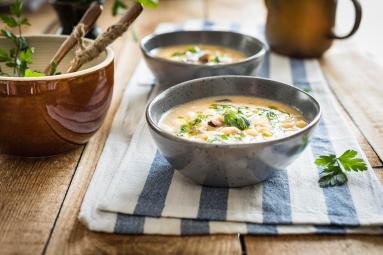 Zdjęcie - Zupa fasolowa z grzybami i olejem lnianym - Przepisy kulinarne ze zdjęciami