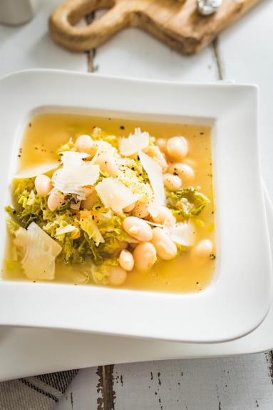 Zdjęcie - Toskańska zupa fasolowa z kapustą włoską - Przepisy kulinarne ze zdjęciami