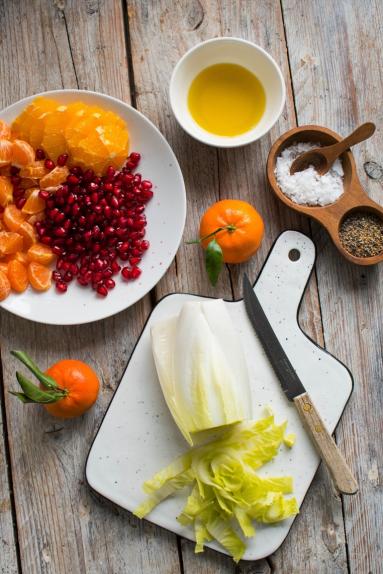 Zdjęcie - Zimowa surówka z cykorii - Przepisy kulinarne ze zdjęciami