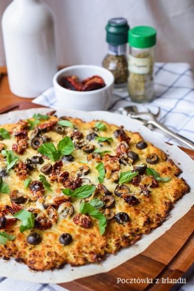 Zdjęcie - Pizza na kalafiorowym spodzie | U stóp Benbulbena - Przepisy kulinarne ze zdjęciami