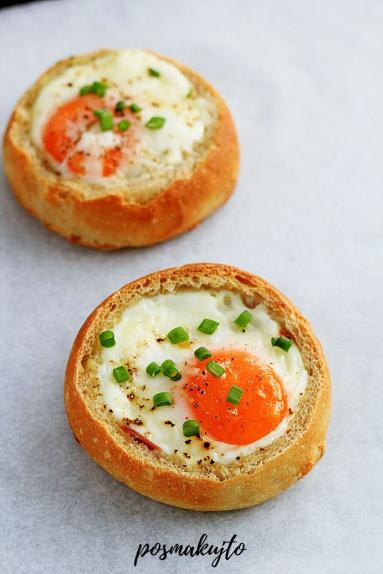 Zdjęcie - Jajko pieczone w bułce - Przepisy kulinarne ze zdjęciami