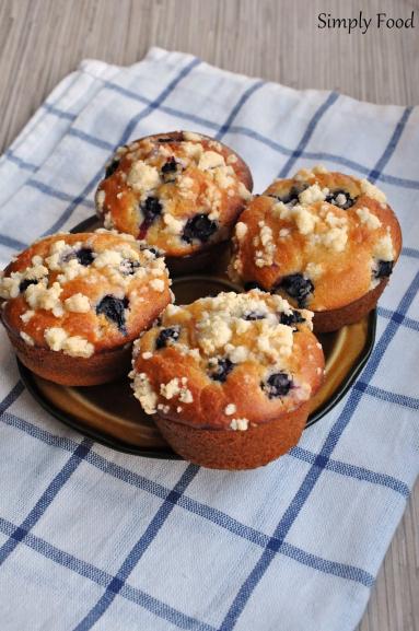 Zdjęcie - Drożdżowe muffinki z owocami i kruszonką - Przepisy kulinarne ze zdjęciami