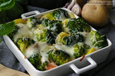 Zdjęcie - Zapiekanka ziemniaczana z łososiem i brokułami - Przepisy kulinarne ze zdjęciami