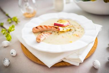 Zdjęcie - Biały barszcz z grillowaną białą kiełbasą i jabłkiem - Przepisy kulinarne ze zdjęciami