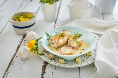 Zdjęcie - Roladki schabowe faszerowane jajkiem w sosie chrzanowym - Przepisy kulinarne ze zdjęciami