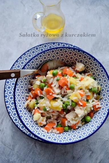 Zdjęcie - Sałatka ryżowa z kurczakiem - Przepisy kulinarne ze zdjęciami