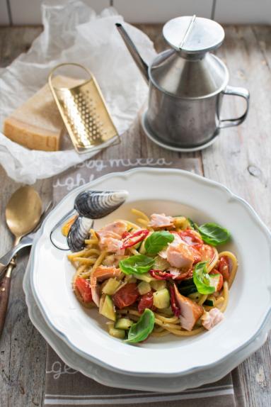 Zdjęcie - Szybki makaron z łososiem i warzywami - Przepisy kulinarne ze zdjęciami