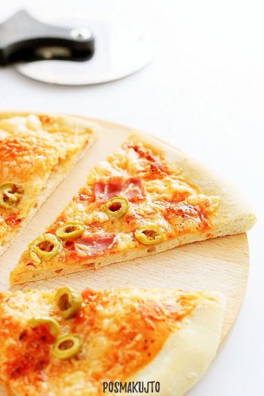 Zdjęcie - Pizza na cienkim cieście - Przepisy kulinarne ze zdjęciami