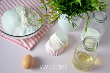 Zdjęcie - Proste babeczki waniliowe - Przepisy kulinarne ze zdjęciami