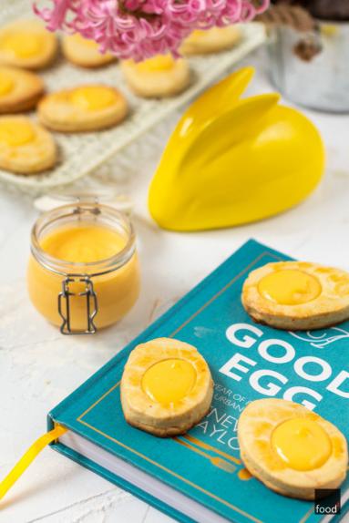 Zdjęcie - Wielkanocne kruche ciasteczka z orange curd - Przepisy kulinarne ze zdjęciami