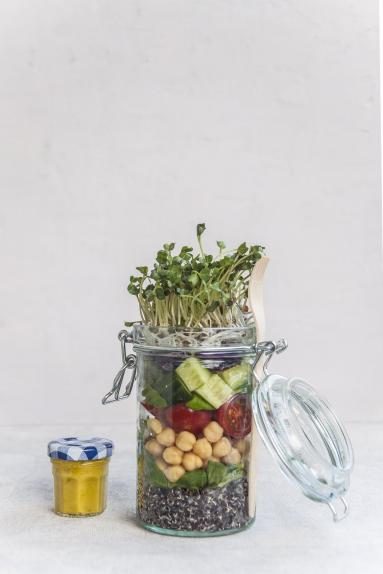 Zdjęcie - Sałatka z czarną quinoa i z kiełkami rzodkiewki w słoiku - Przepisy kulinarne ze zdjęciami