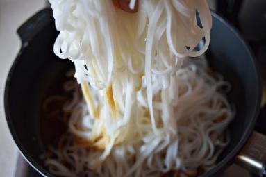 Zdjęcie - Kaczka po tajsku z makaronem ryżowym - Przepisy kulinarne ze zdjęciami