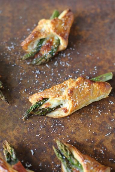 Zdjęcie - Szparagi w cieście francuskim - Przepisy kulinarne ze zdjęciami
