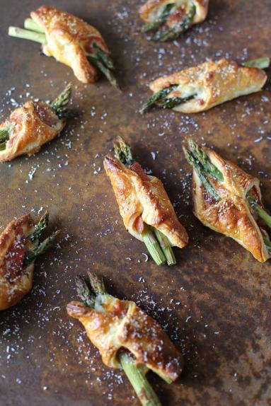 Zdjęcie - Szparagi w cieście francuskim - Przepisy kulinarne ze zdjęciami