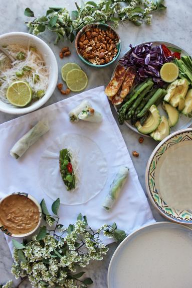 Zdjęcie - Spring rollsy ze szparagami w orzechowym sosie - Przepisy kulinarne ze zdjęciami