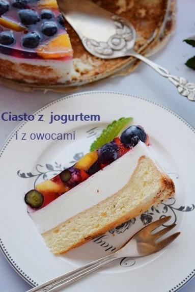 Zdjęcie - Ciasto jogurtowe z owocami - Przepisy kulinarne ze zdjęciami