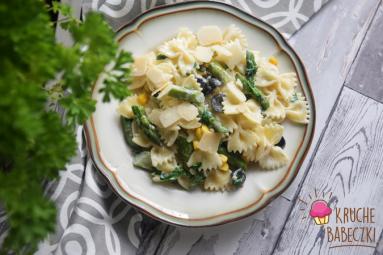 Zdjęcie - Makaron ze szparagami, oliwkami i kukurydzą w sosie śmietanowym - Przepisy kulinarne ze zdjęciami