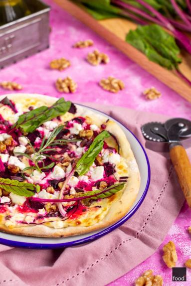 Zdjęcie - Pizza bianca z botwinką, kozim serem feta i orzechami włoskimi - Przepisy kulinarne ze zdjęciami