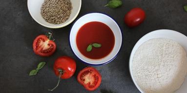 Zdjęcie - Pomidorowe podpłomyki ze słonecznikiem - Przepisy kulinarne ze zdjęciami